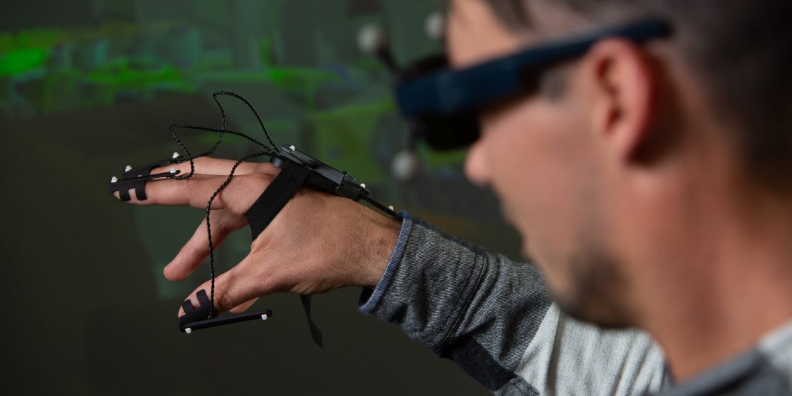 Virtual Reality wird bei Optima nicht nur bei der Planung von Abfüll- und Verpackungsanlagen eingesetzt. Auch Auszubildende und Studierende werden früh mit den neuen Technologien vertraut gemacht. Für Maßnahmen wie diese wurde der Maschinenbauer nun ausgezeichnet. Bild: Optima