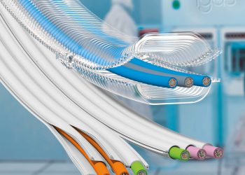 Mit der E-Skin flat und der E-Skin soft bietet der Hersteller zwei neue platzsparende Energieführungen für den Reinraum an. Die modularen Energieketten verfahren leise und sind einfach zu befüllen. In einer zweiten Ausbaustufe der E-Skin flat sollen die einzelnen Kammern dank Reißverschluss-Verfahren zu öffnen sein. Bild: Igus