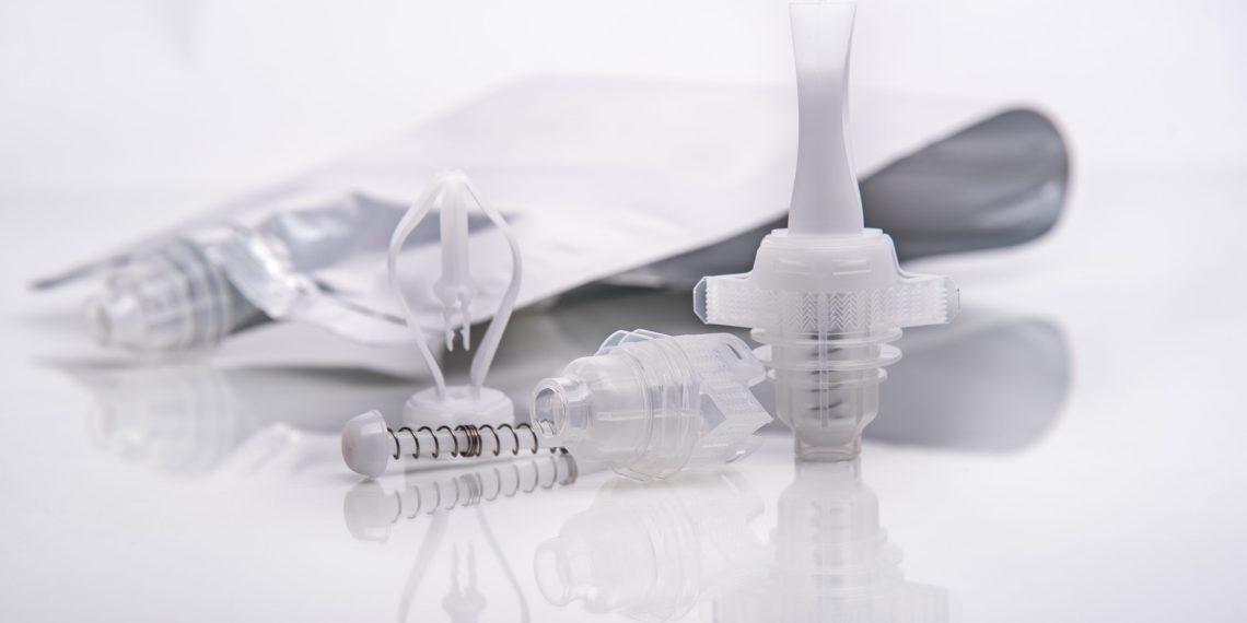 Beutelverpackung mit Einschweiß-Ausgießer: Innovatives Dosiersystem für luftfreie, hygienische Entnahme von Pöppelmann Famac. (Bild: Pöppelmann)