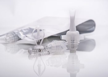 Beutelverpackung mit Einschweiß-Ausgießer: Innovatives Dosiersystem für luftfreie, hygienische Entnahme von Pöppelmann Famac. (Bild: Pöppelmann)