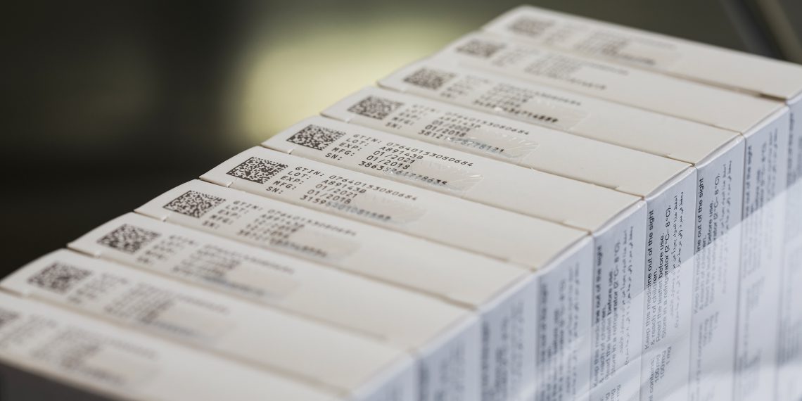 Gebündelte Medikamentenverpackungen mit Data Matrix Code und fünfzeiligem Klarschriftaufdruck. Bild: REA