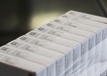 Gebündelte Medikamentenverpackungen mit Data Matrix Code und fünfzeiligem Klarschriftaufdruck. Bild: REA