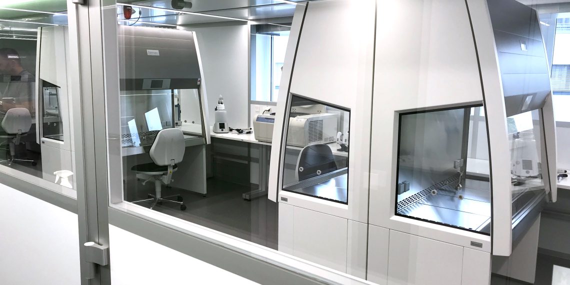 Sicherheitswerkbänke im Reinraum gewährleisten eine keimfreie Produktion der Impfstoffe. (Bild: Schilling Engineering)
