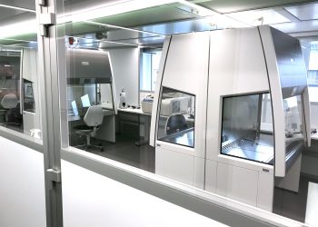 Sicherheitswerkbänke im Reinraum gewährleisten eine keimfreie Produktion der Impfstoffe. (Bild: Schilling Engineering)