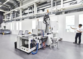 Die Spritzgussmaschine befindet sich im Schwarzbereich des neuen Produktions- und Logistikzentrums. Sie lässt sich jedoch vom Reinraum aus be- und entladen. Bild: BC-Technology