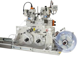 Der Tamper Evident Labeller von Bluhm realisiert Manipulationsschutz.