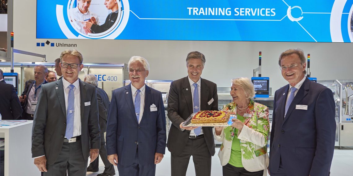 Auf der Fachmesse Achema in Frankfurt gab es im Juni überraschend einen Geburtstagskuchen zum 70-jährigen Firmenjubiläum von Uhlmann. Es freuten sich Tim Slomp (Geschäftsführer Produktion und Produktentwicklung), Siegfried Drost (Geschäftsführer Vertrieb), Tobias Uhlmann (Aufsichtsratsvorsitzender); Hedwig Uhlmann, Norbert Gruber (Vorsitzender der Geschäftsführung) (v. l. n. r.)