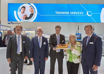 Auf der Fachmesse Achema in Frankfurt gab es im Juni überraschend einen Geburtstagskuchen zum 70-jährigen Firmenjubiläum von Uhlmann. Es freuten sich Tim Slomp (Geschäftsführer Produktion und Produktentwicklung), Siegfried Drost (Geschäftsführer Vertrieb), Tobias Uhlmann (Aufsichtsratsvorsitzender); Hedwig Uhlmann, Norbert Gruber (Vorsitzender der Geschäftsführung) (v. l. n. r.)