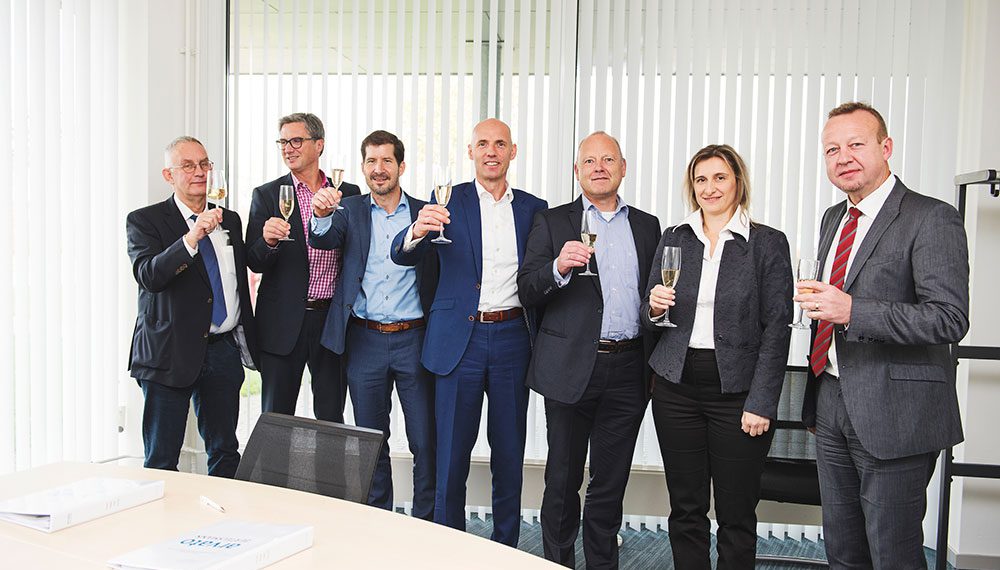 Piet Meindertsma (Project Manager Basic Pharma), Oliver Meihorst (Senior Account Manager Pharma Arvato), Harry Relouw (General Manager & CFO Basic Pharma), Peter Stemerdink (Key Account Manager Arvato), Bob Kool (Managing Director Basic Pharma), Maja Habets (Manager Production Basic Pharma) und Anatol Wiebe (Director Arvato Track and Trace). Quelle: Arvato Systems/Basic Pharma