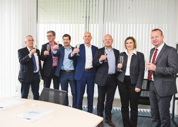 Piet Meindertsma (Project Manager Basic Pharma), Oliver Meihorst (Senior Account Manager Pharma Arvato), Harry Relouw (General Manager & CFO Basic Pharma), Peter Stemerdink (Key Account Manager Arvato), Bob Kool (Managing Director Basic Pharma), Maja Habets (Manager Production Basic Pharma) und Anatol Wiebe (Director Arvato Track and Trace). Quelle: Arvato Systems/Basic Pharma