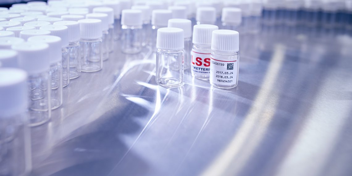 Der Etikettierer des dänischen Unternehmens LSS ist für pharmazeutische Fläschchen und Flaschen geeignet.