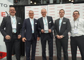 Geschäftsführer Jens Groninger (Mitte) nimmt mit Heiner Dornburg (2.v.l.) und Kollegen den Biotech Innovation Award der INTERPHEX entgegen.