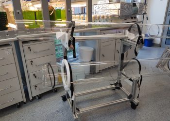 Ergonomische Entnahme schwerer Behälter item konstruiert Modulgehäuse für die Algenzucht