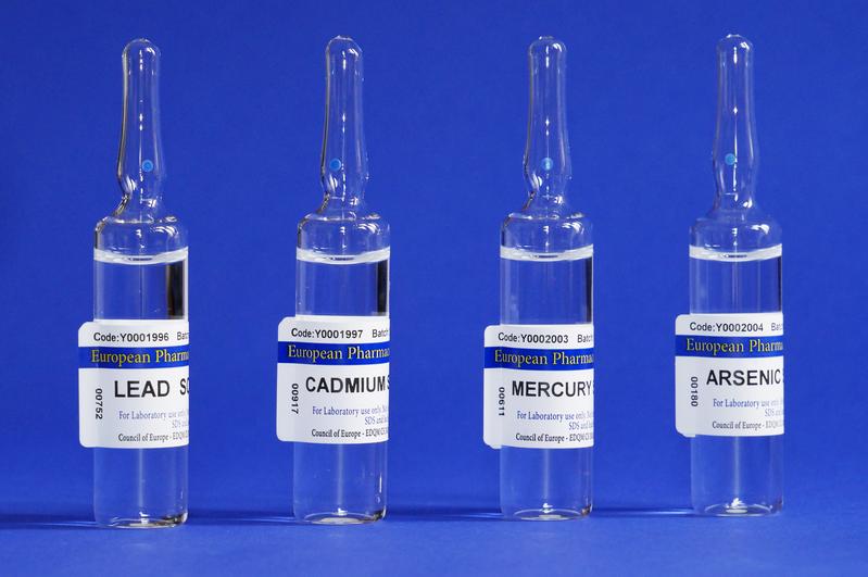 Referenzlösungen für Blei, Cadmium, Quecksilber und Arsen.