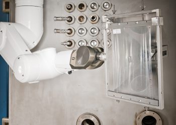 Sterilisation einer Implantatschraube mittels Elektronenstrahltechnologie und 3D-Handling. (Quelle: Fraunhofer FEP)