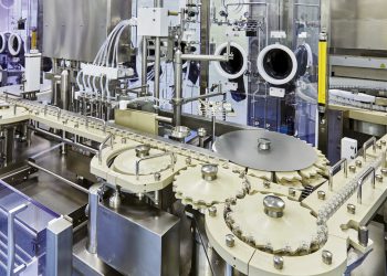 Abfülllinie mit RABS-Technik. (Bild: Vetter Pharma International, Henry M. Linder)