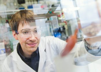 Der Chemiker, Dr. Florian Kloß, leitet die Transfergruppe Antiinfektiva.