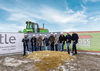Erster Spatenstich für neues Produktionswerk Wolfertschwenden
